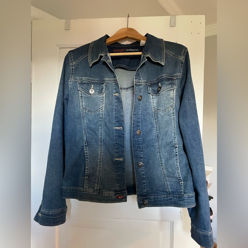 Wrangler Women’s stretch denim jacket, size Large